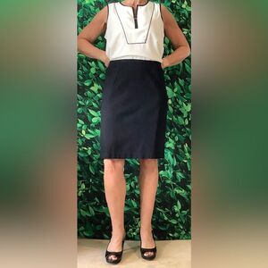 ⚪ Calvin Klein White Split-Neck Sleeveless Blouse w/Black Trim & Gold Bar – Sz M